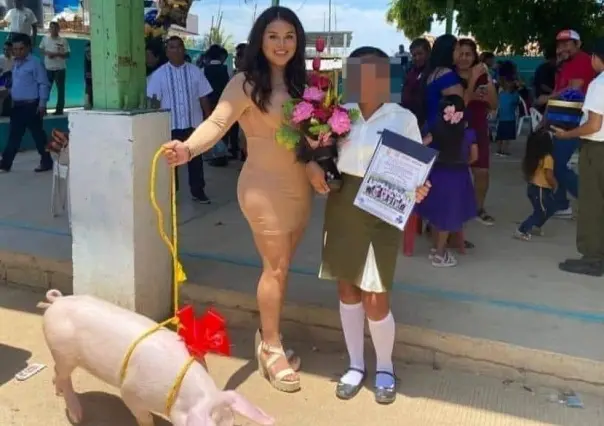 Regala mujer cochino a su ahijada en graduación