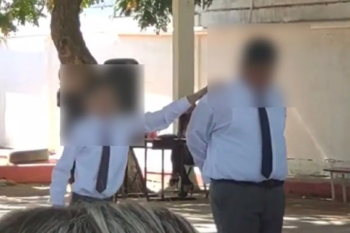 Marco Antonio guía a su mejor amigo ciego Emilio, durante el vals de entrada en la ceremonia de su graduación de primaria en Obregón, Sonora. Foto: TikTok wvideos34