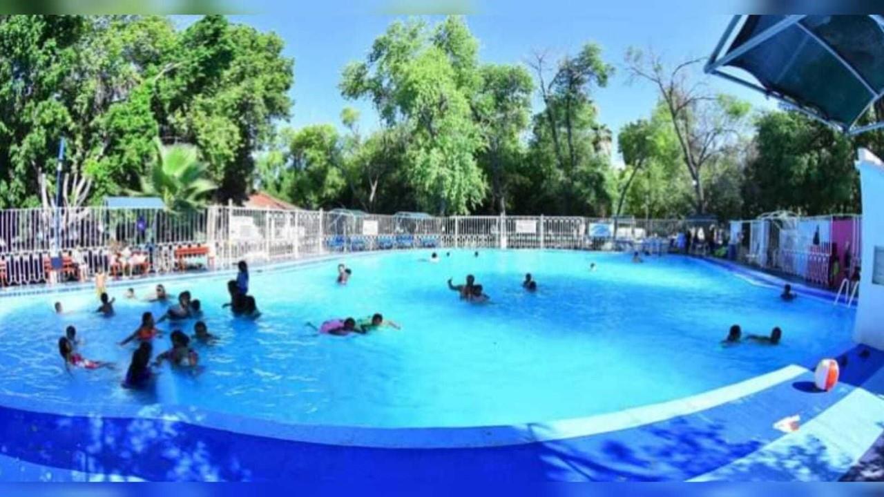 De jueves a domingo podrás disfrutar de un chapuzón en la alberca del Parque Morelos, donde se cuenta con salvavidas para garantizar tu seguridad y diversión Foto: Facebook Ayuntamiento de Gómez Palacio..