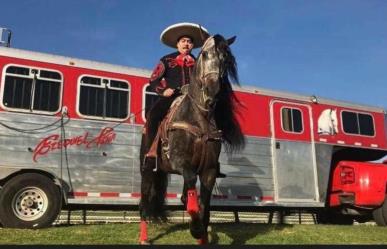 Llega Ezequiel Peña a caballo en el lienzo charro de la Feria