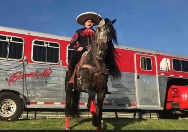 Llega Ezequiel Peña a caballo en el lienzo charro de la Feria