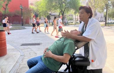 Aumenta demanda de masaje antiestrés en la Plaza Zaragoza de Monterrey