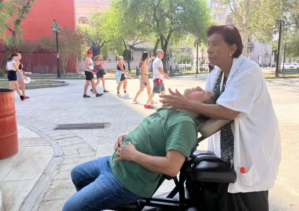 Aumenta demanda de masaje antiestrés en la Plaza Zaragoza de Monterrey