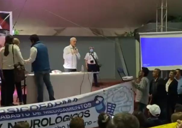 VIDEO: Protestan por desabasto de medicamentos en conferencia de López-Gatell