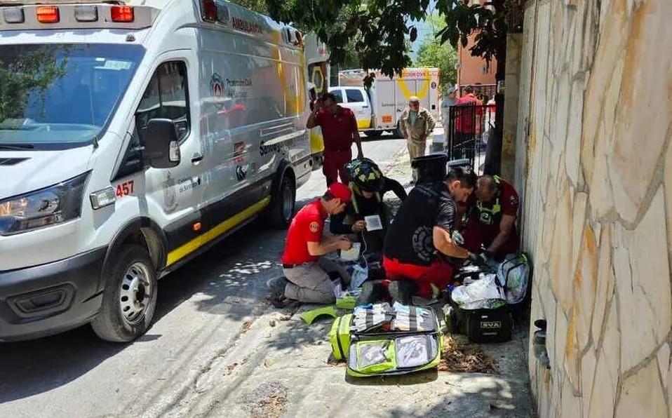 Paramédicos de Protección Civil de Santiago llegaron al lugar pero nada pudieron hacer, ya que el albañil había fallecido debido a un traumatismo severo en la cabeza. Foto: Al DIA N.L.