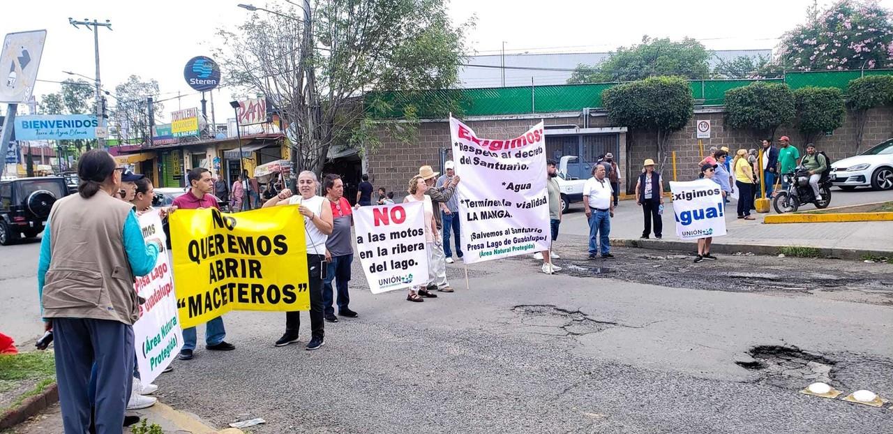 Vecinos de Cuautitlán Izcalli bloquearon, de manera intermitente, la glorieta Bosques del Lago, para exigir que respeten el decreto de Área Natural Protegida del Santuario del Agua y Forestal. Foto: Cortesía