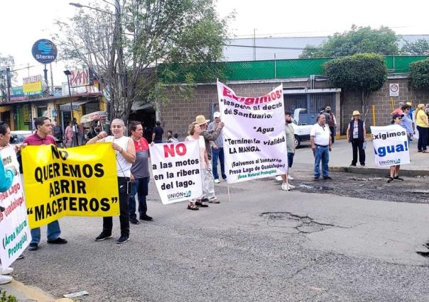 Bloquean y colapsan vialidad en la glorieta Bosques del Lago en Cuautitlán