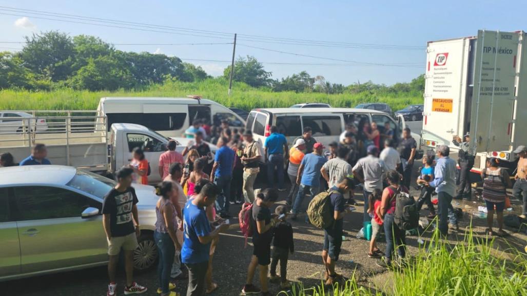 Abandonan a 172 migrantes en un tractocamión en carretera a Veracruz