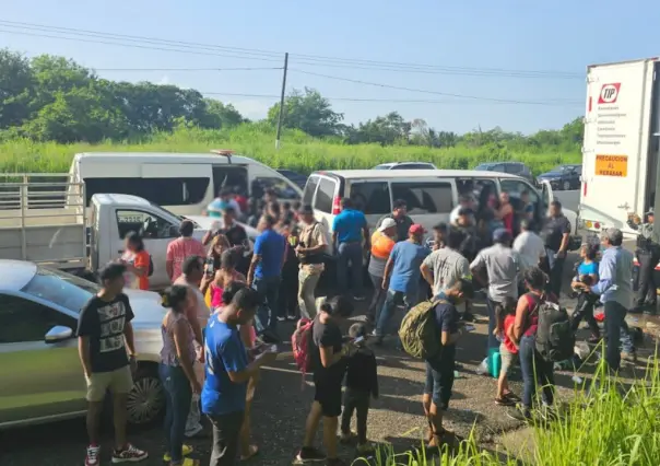 Abandonan a 172 migrantes en un tractocamión en carretera a Veracruz