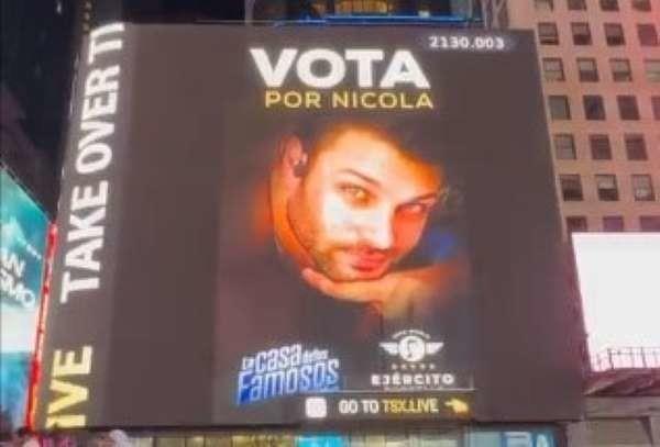 Nicola Porcella apareció en las pantallas del Times Square en Nueva York. Foto. Captura de Imagen