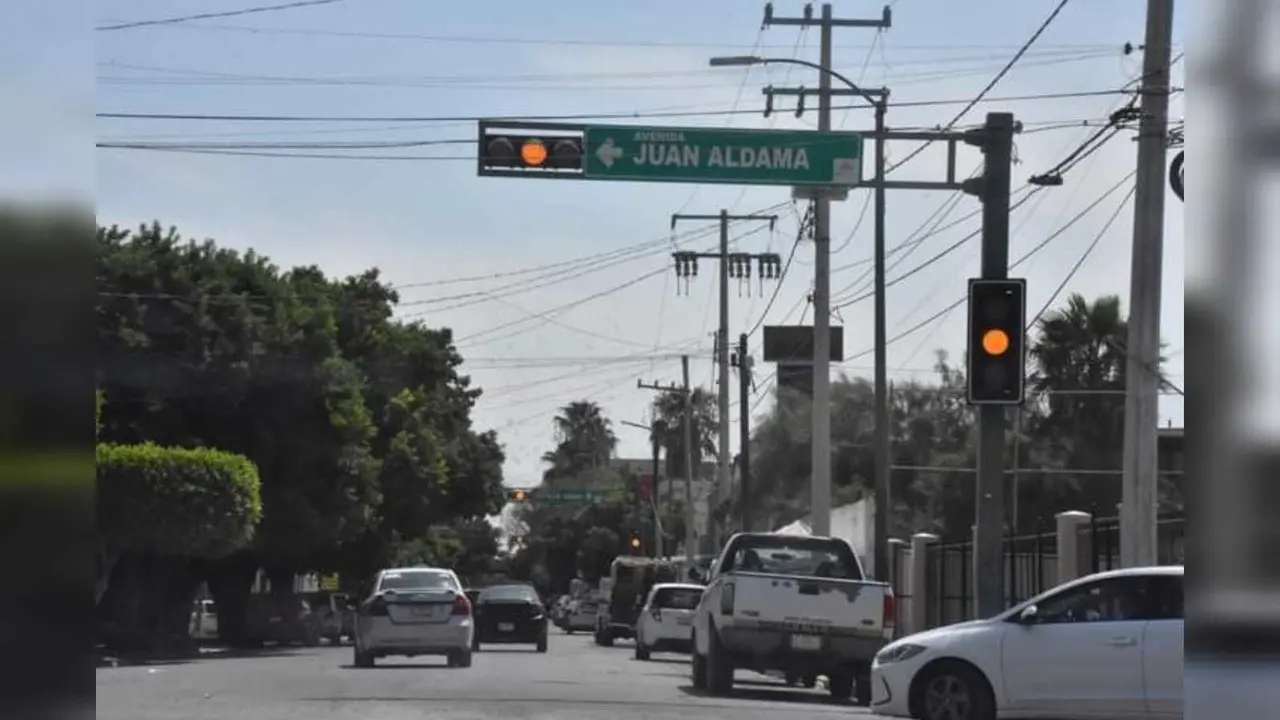 Ignoran la luz amarilla del semáforo los conductores en Gómez Palacio, siendo la infracción mas recurrente en la entidad. Foto: Facebook Ayuntamiento de Gómez Palacio.