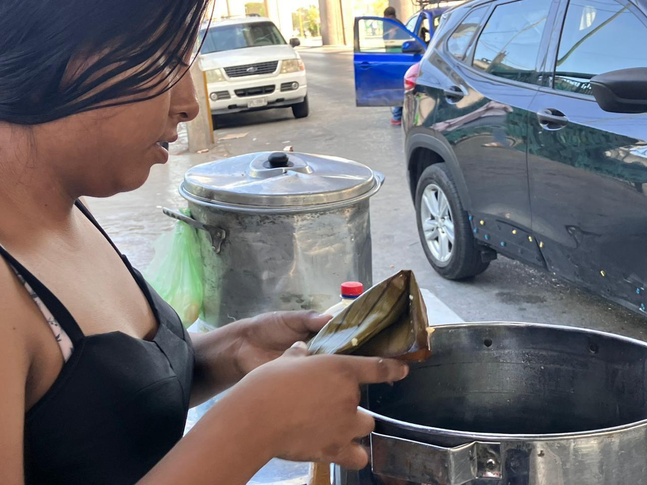 Vendedores de alimentos obstruyen entradas a la Línea I del Metro. Foto. Rosy Sandoval