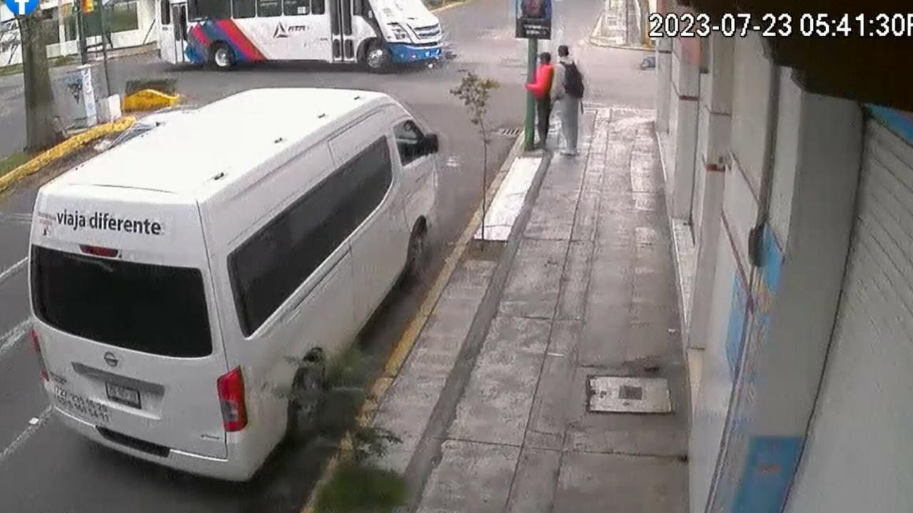 Un motociclista fue arrollado por un autobús en Toluca, cuyo conductor intentó huir, pero fue detenido por varios testigos. Una cámara de video grabó el momento del impacto. Foto: Captura de pantalla