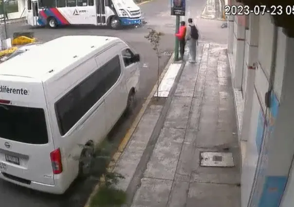 VIDEO: Autobús arrolla a motociclista, presuntamente, se pasa el alto