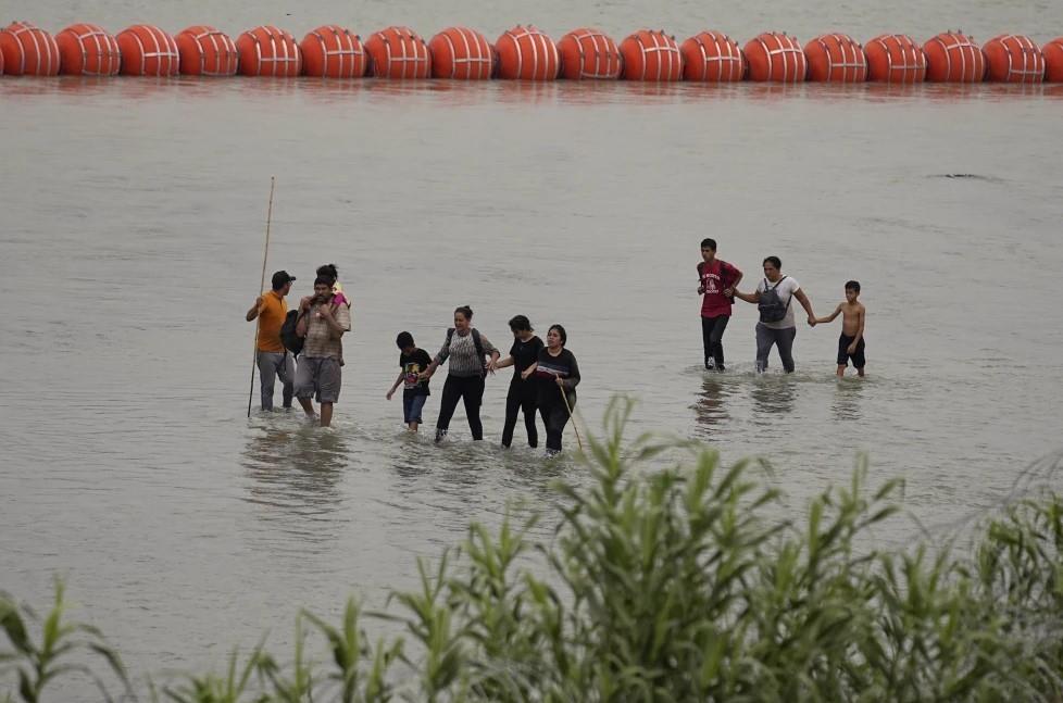 Gobierno de Joe  Biden demanda a Texas por barrera flotante en el río Bravo