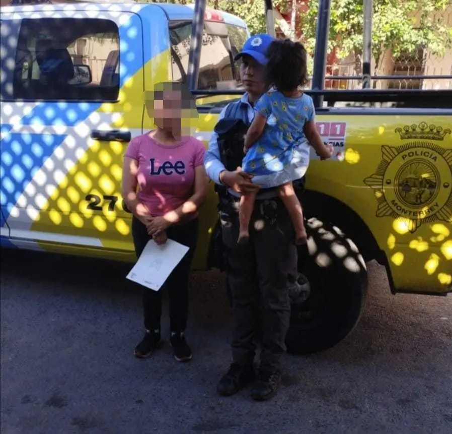 Policías de Monterrey localizaron a la niña, descalza y sola. Foto. Cortesía