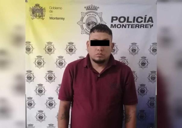 Detienen a hombre por tirar basura y resulta ser prófugo por robo con violencia