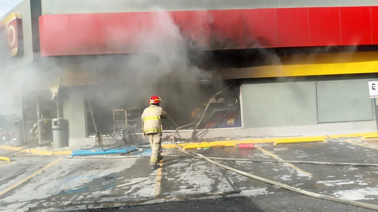 Arde Oxxo en Apodaca, fuego habría sido provocado