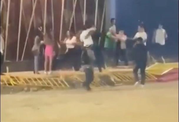 VIDEO: Captan pelea de jóvenes en zona de bares del Centrito Valle en San Pedro