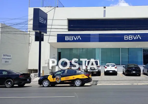 Roban a mano armada medio millón de pesos a cliente de banco en Monterrey