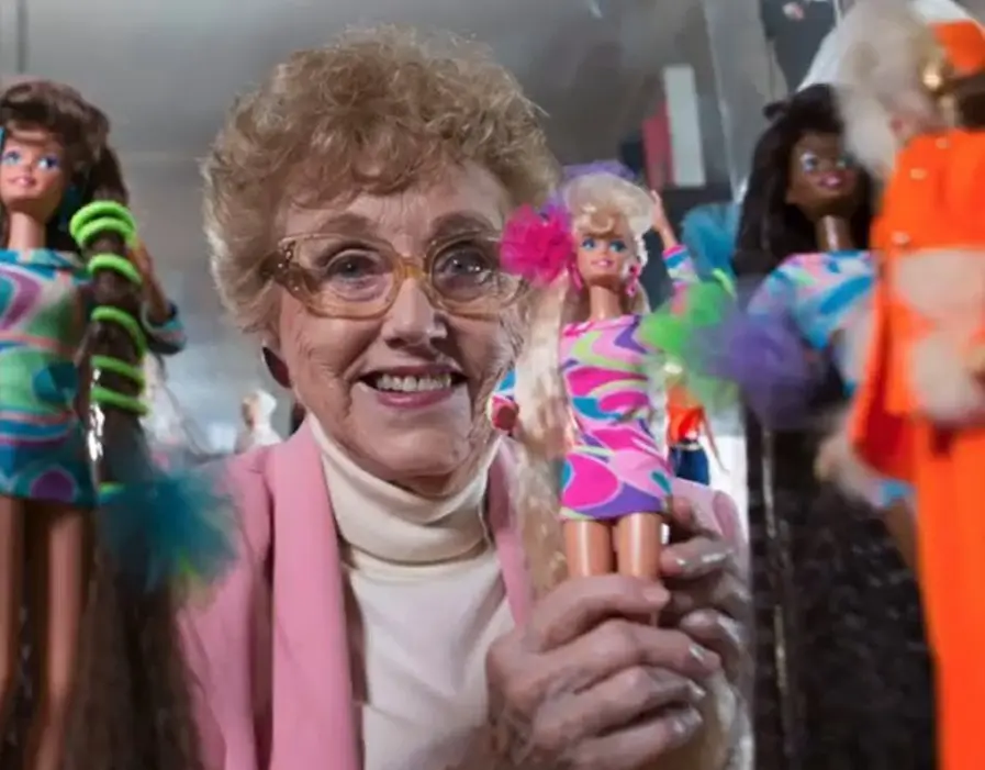 Carol Spencer actualmente tiene 90 años y su carrera con Barbie se remonta a 1963 cuando se convirtió en su diseñadora de moda. Foto. Instagram