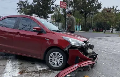 Embiste tráiler a un automóvil en avenida Guerrero y se da a la fuga