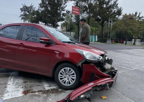 Embiste tráiler a un automóvil en avenida Guerrero y se da a la fuga