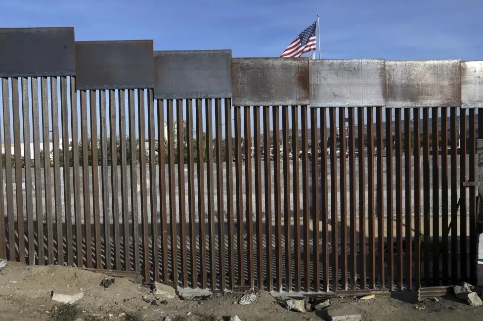 Agentes de CBP hallaron a un mexicano inconsciente tras haber caído del muro fronterizo. (AP Photo/Rodrigo Abd, File)