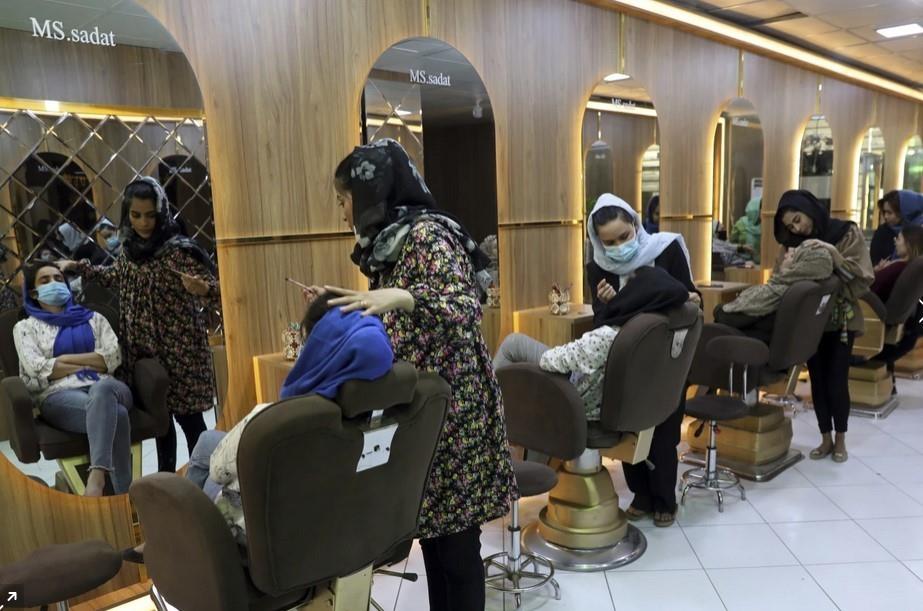 Talibanes dejan a 60 mil mujeres sin trabajo tras prohibir los salones de belleza en Afganistán. Foto. AP/Rahmat Gul