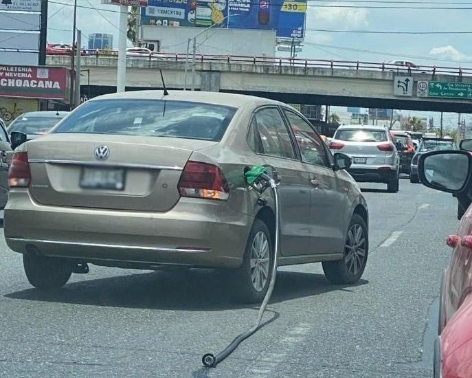 Este hecho curioso fue captado por automovilistas que transitaban en la avenida Chapultepec y Revolución. Foto: Facebook Monterrey al Extremo.