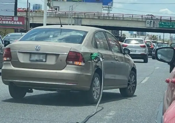 Captan un auto que se lleva manguera y surtidor de gasolina en Monterrey