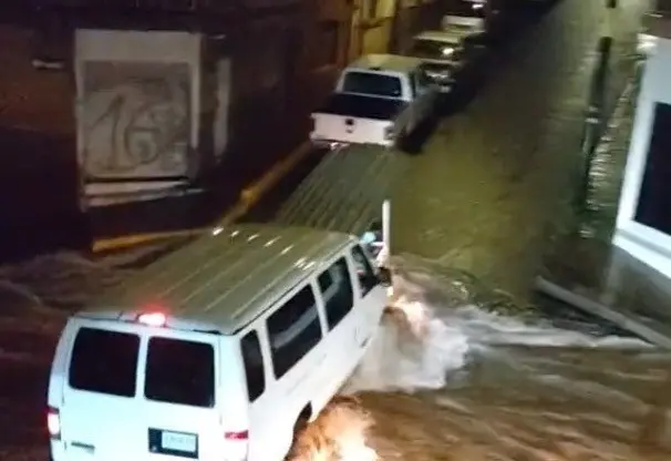 Salva camioneta puesto de elotes tras quedar atrapado en inundación