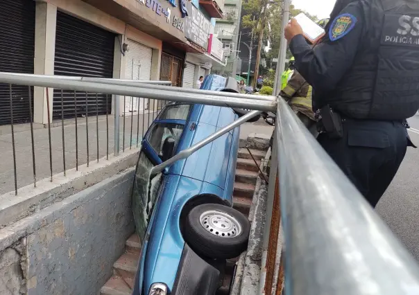 Accidente en Tlalpan: Auto vuelca y queda atrapado bajo un puente