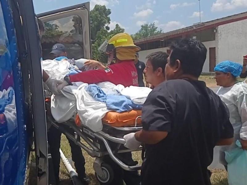 La mujer y su acompañante fueron rociados con gasolina y thinner por Anselmo F.M., de 63 años, tras discutir con este. Foto: Especial.