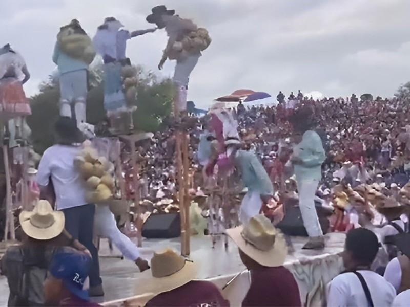 Paramédicos de la Cruz Roja y Protección Civil Municipal de Zaachila auxiliaron a los lesionados, todos leves. Foto: Especial.