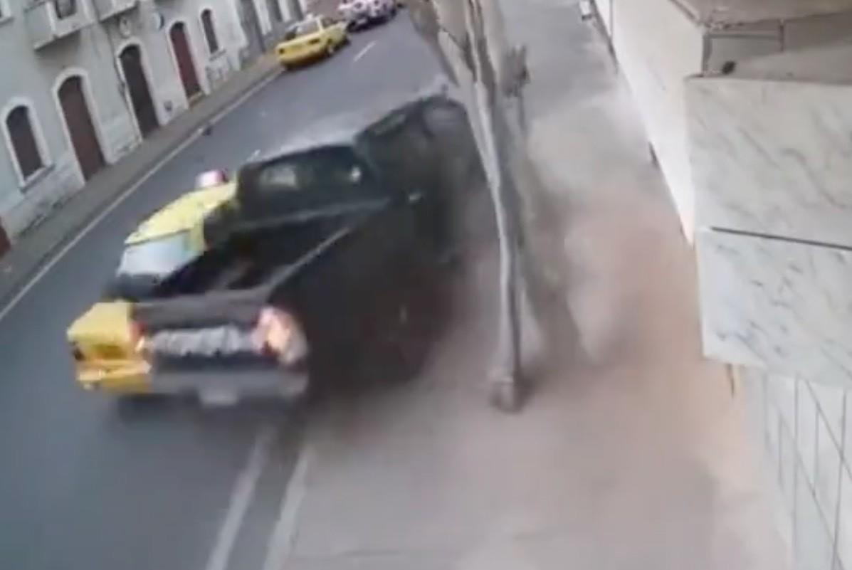 Cuando ambos se van a subir al taxi, aparece, de la nada, una camioneta negra en escena y termina por impactar a la mujer, en tanto que al hombre lo aplasta con la parte trasera del taxi. Foto: Especial.