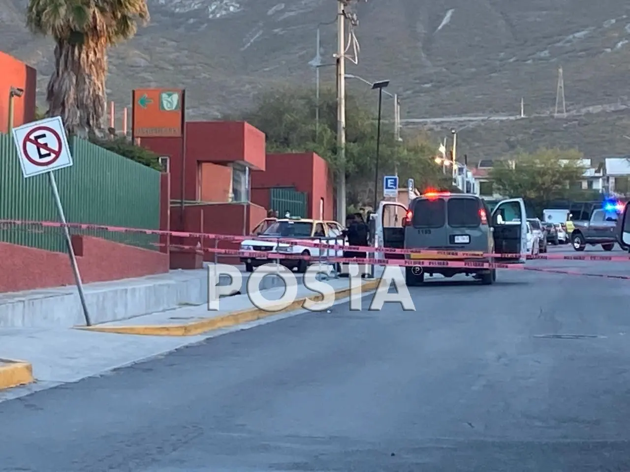 Familiares trasladaron al hombre lesionado al centro médico del IMSS, donde presuntamente fue rechazado. Foto: Especial/ POSTAMX
