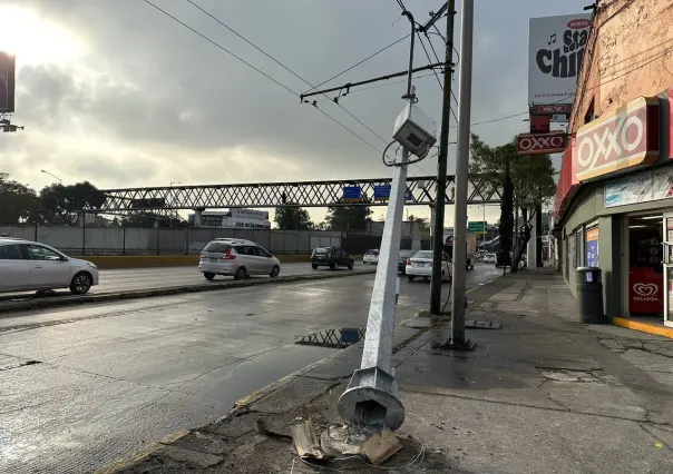 Tráiler derriba poste del C5 y se da a la fuga