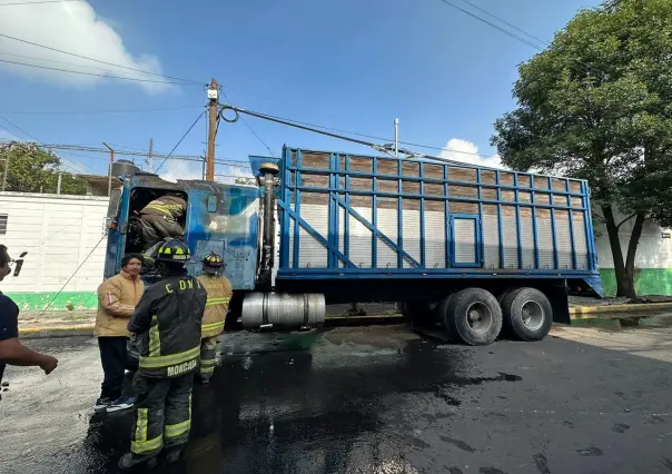 Hombre en situación de calle provoca incendio en camión de carga