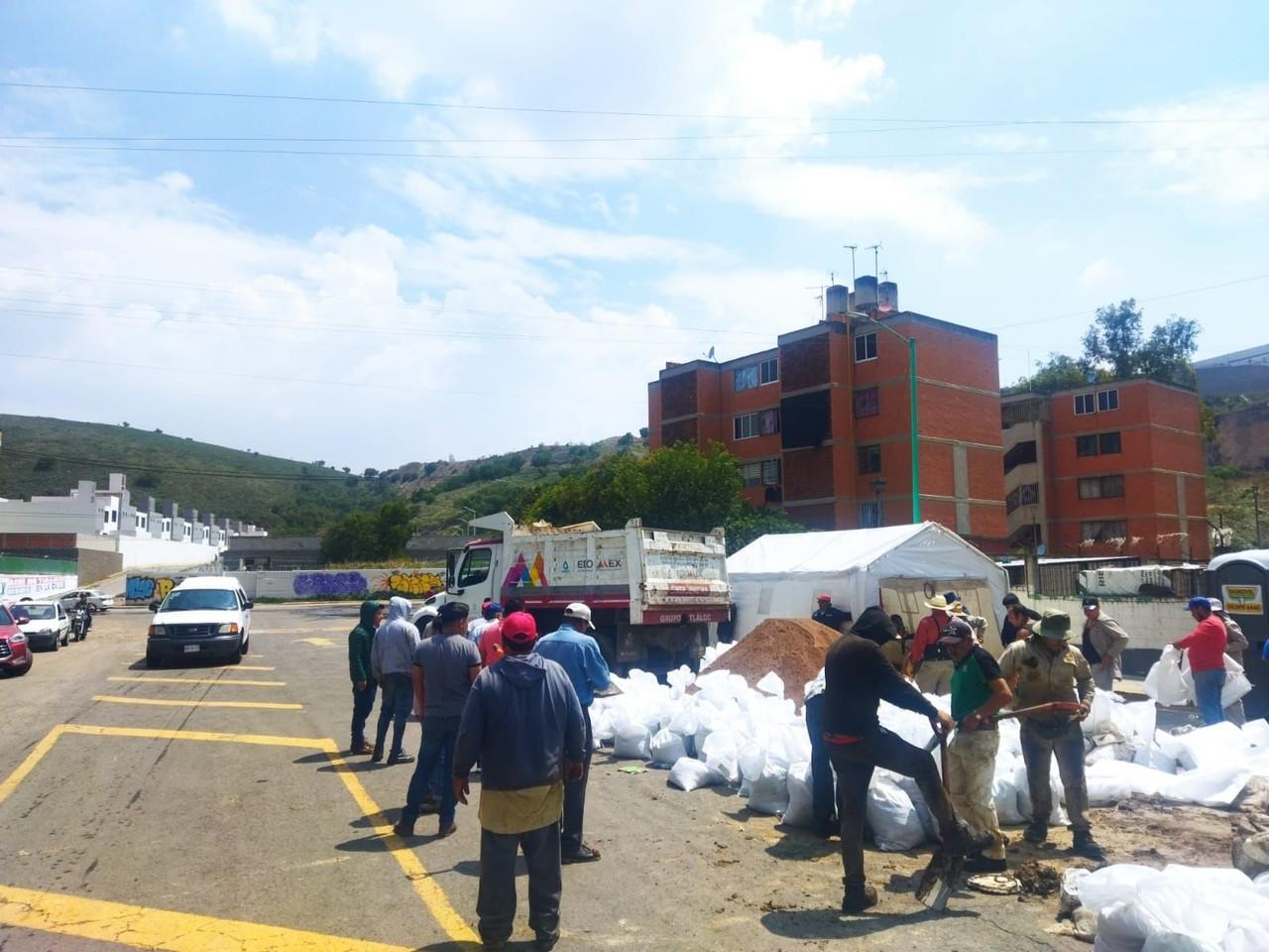 La CAEM indicó que, en el área donde se ubica un Campamento del Grupo Tláloc, hasta el momento se han colocado 3 mil costales en la avenida 13 de Septiembre y calle Chapultepec. Foto: Especial.