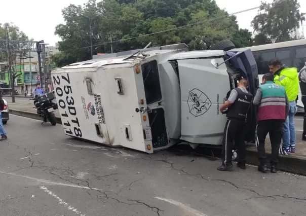 Camioneta de valores termina volcada tras chocar contra un taxi en Azcapotzalco