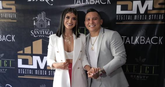 Edwin Luna no pudo acompañar a su esposa Kimberly Flores a despedir a su sobrina debido a que el cantante ya tenía el compromiso de ofrecer un concierto en San Luis Potosí. Foto. Especial