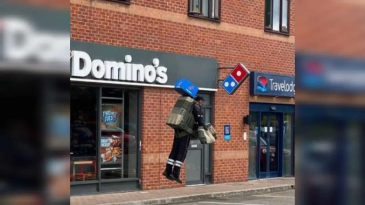 Con el objetivo de hacer realidad este método futurista, Dominos se alió con Gravity Industries, una compañía especializada en jetpacks, para fabricar un uniforme personalizado. Foto: Especial/ Instagram/ Domino´s Pizza