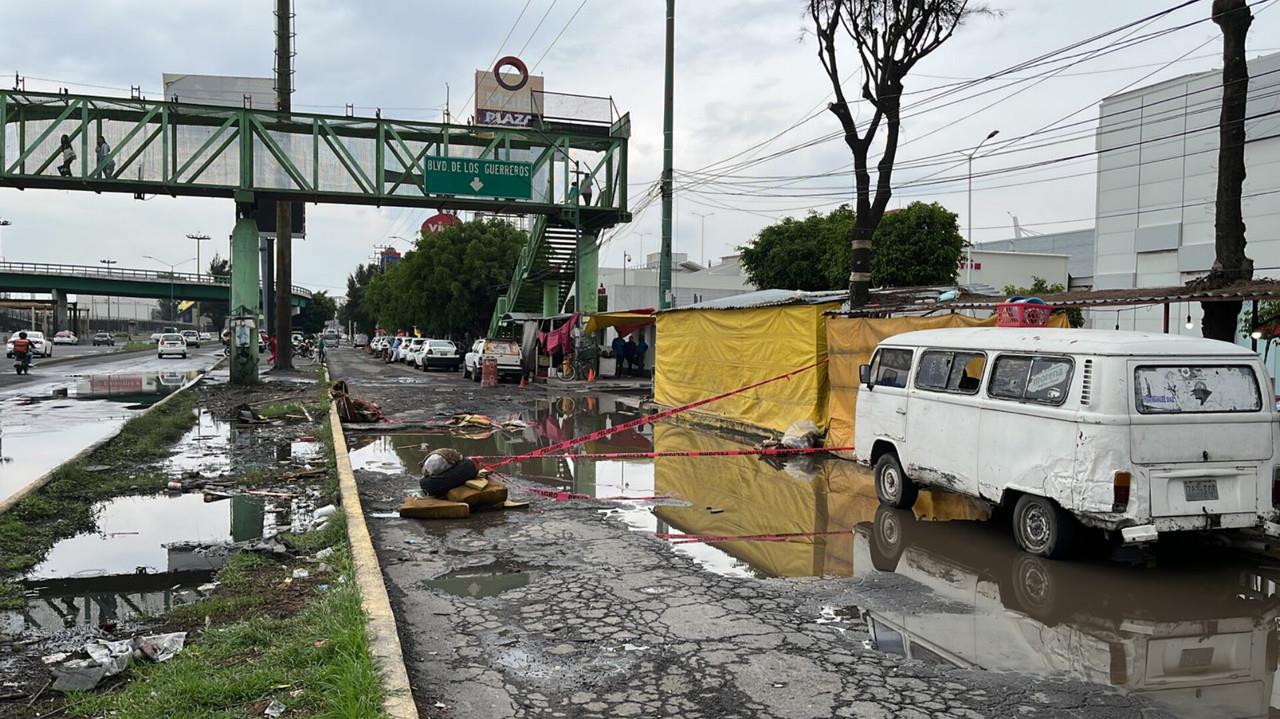 Un socavón de más de 3 metros de diámetro y dos de profundidad en la avenida Central en Ecatepec se ha convertido en un riesgo para los conductores, dos vehículos han  caído en el hoyo. Foto: Israel Lorenzana