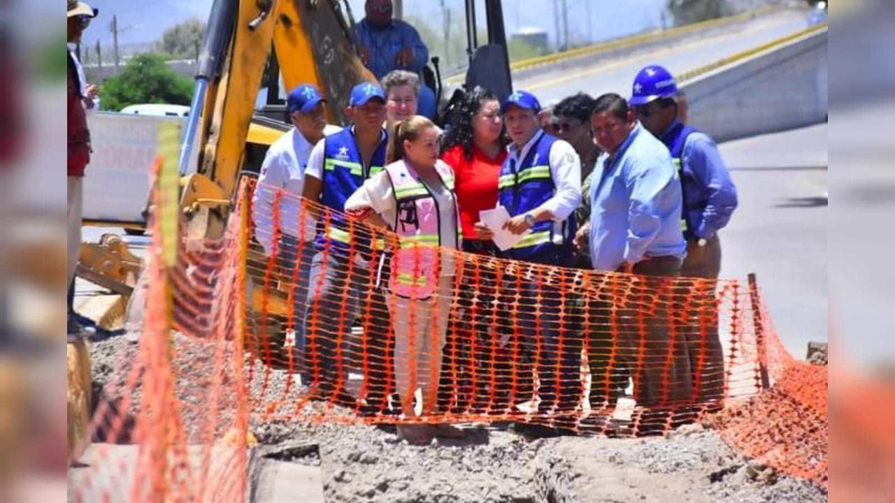 Leticia Herrera ha mostrado ser una alcaldesa cercana a los suyos, pues se le pudo observar caminando por las calles de Gómez Palacio, donde supervisó obras de drenaje. Foto: Facebook Ayuntamiento de Gómez Palacio.