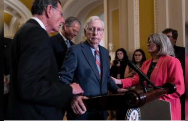 Mitch McConnell, senador estadounidense, se “congela” en conferencia de prensa