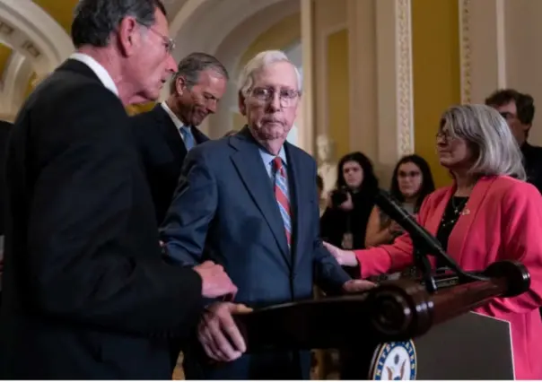 Mitch McConnell, senador estadounidense, se “congela” en conferencia de prensa