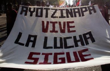 Exigen padres de los 43 de Ayotzinapa reunión con el presidente