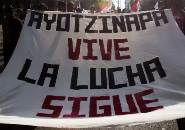 Exigen padres de los 43 de Ayotzinapa reunión con el presidente