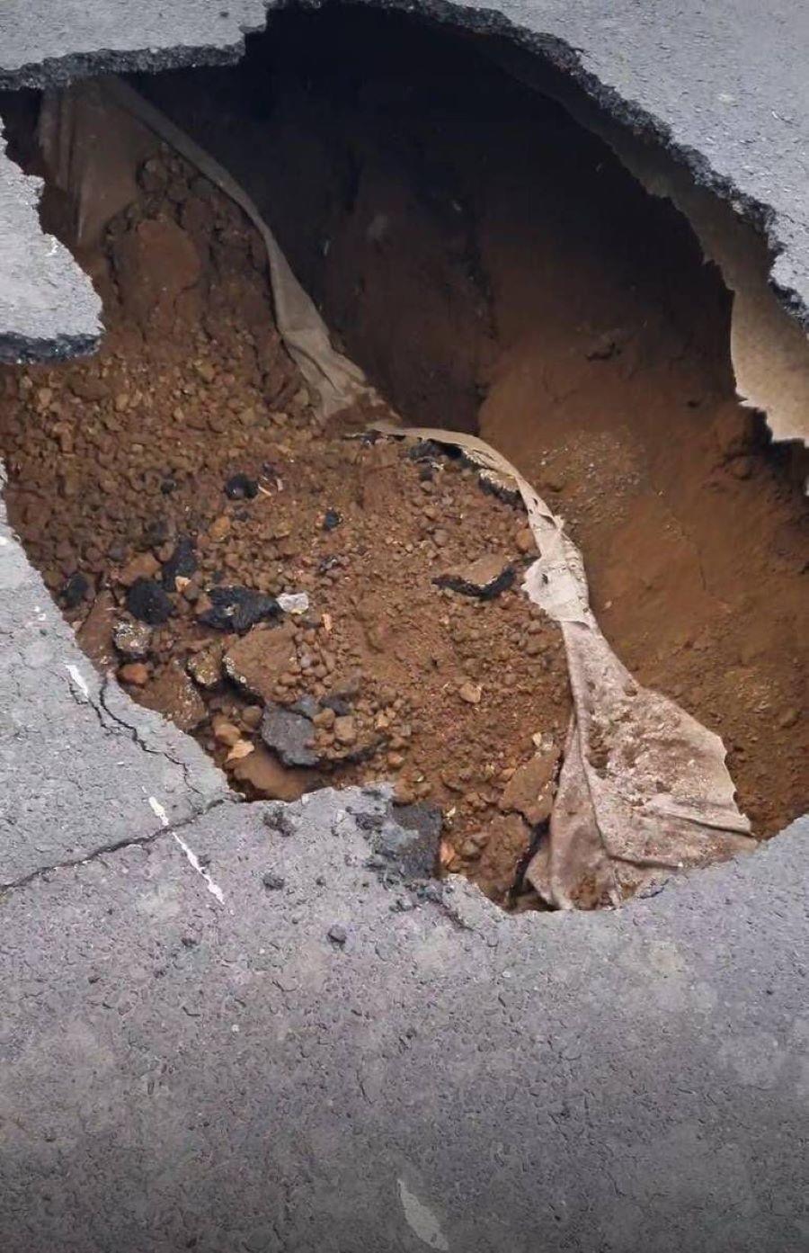 Los vecinos exigen a las autoridades que reparen el socavón que se ha convertido en un riesgo para los ciudadanos. Foto: Cortesía